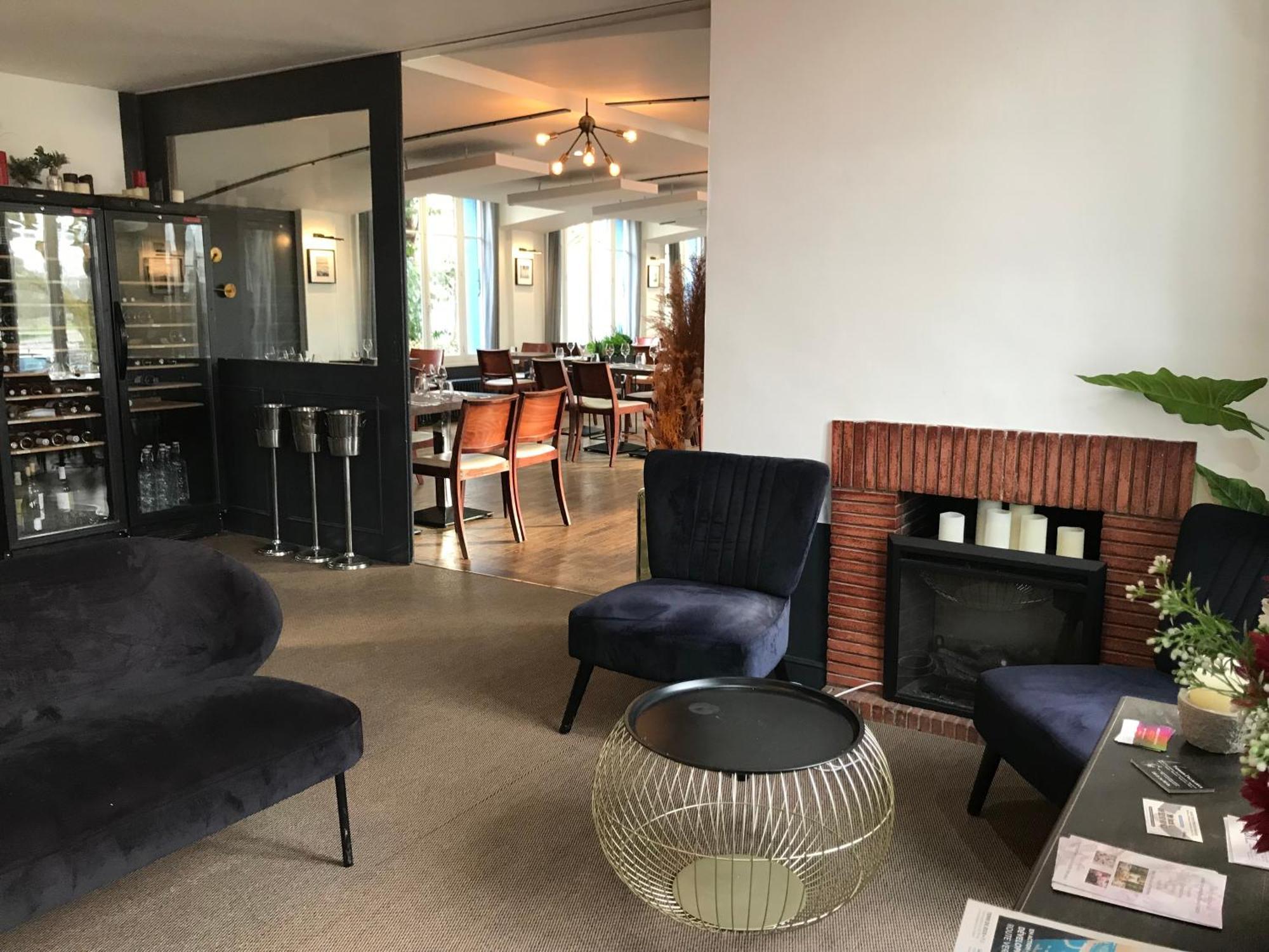 Logis Hotel & Restaurant - Les Bords De Seine La Roche-Guyon Exteriér fotografie