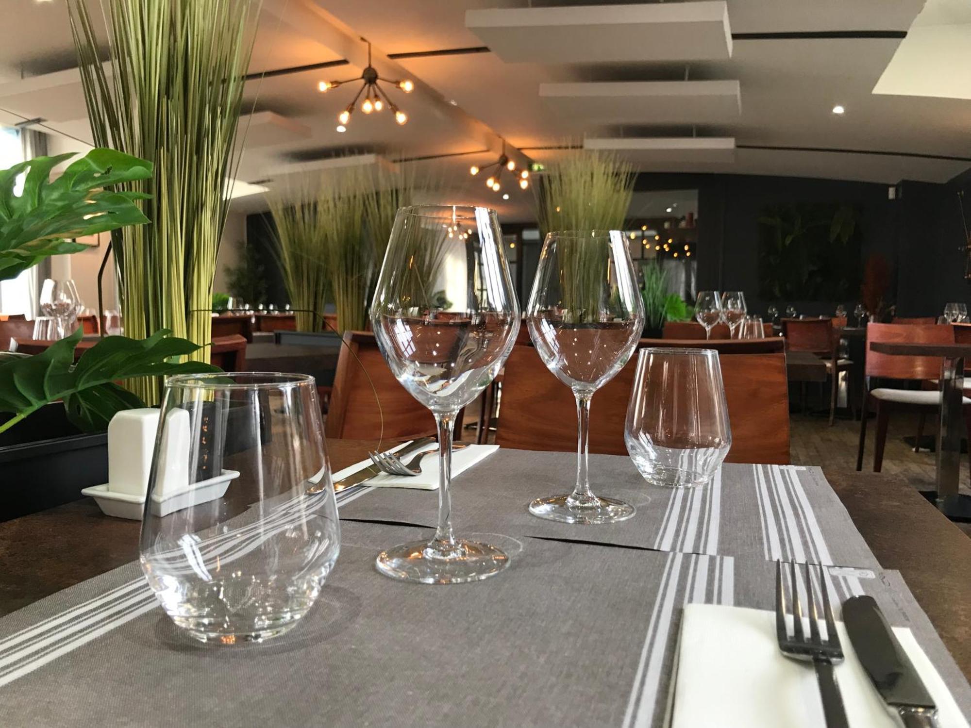 Logis Hotel & Restaurant - Les Bords De Seine La Roche-Guyon Exteriér fotografie