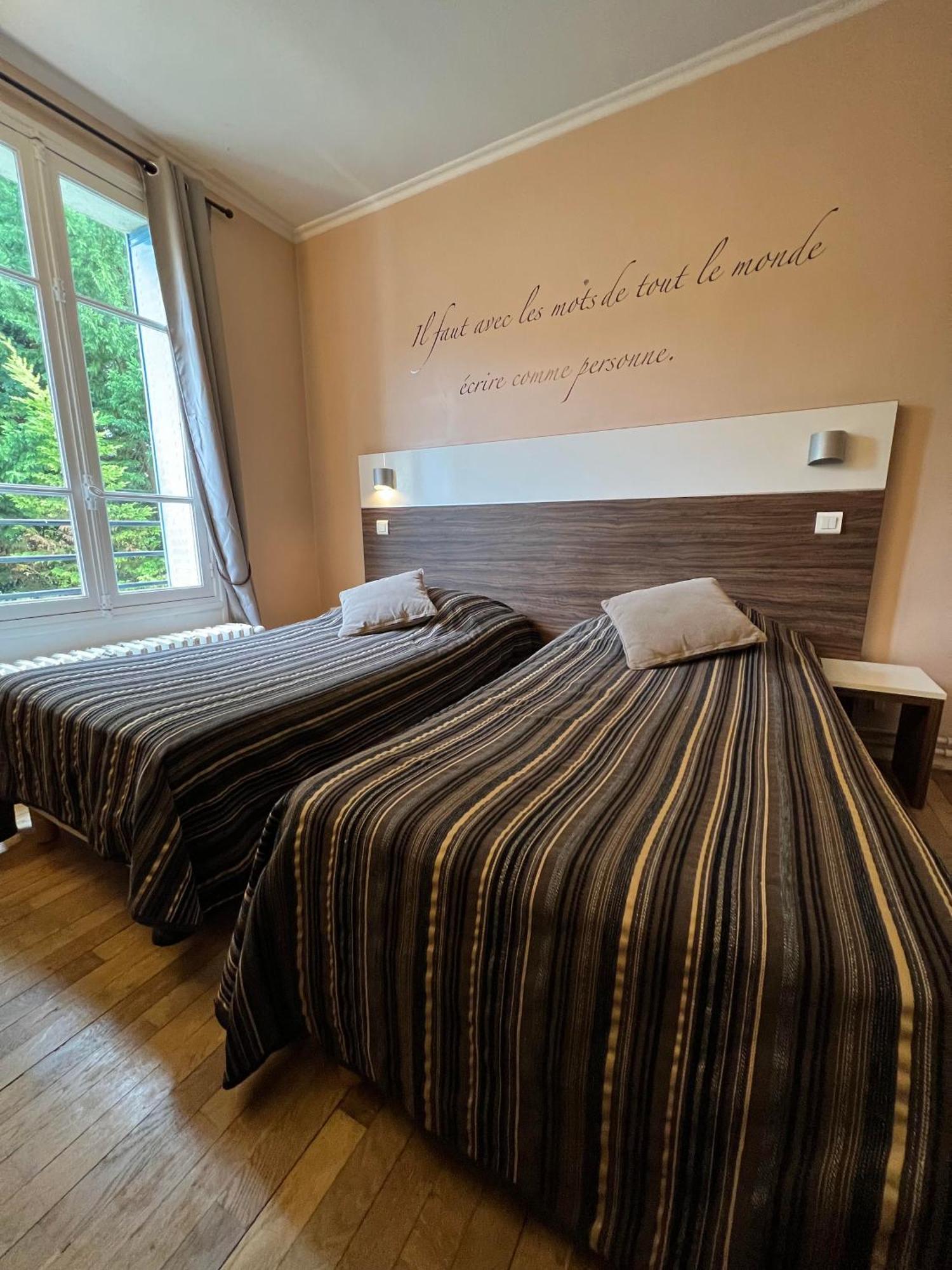 Logis Hotel & Restaurant - Les Bords De Seine La Roche-Guyon Exteriér fotografie