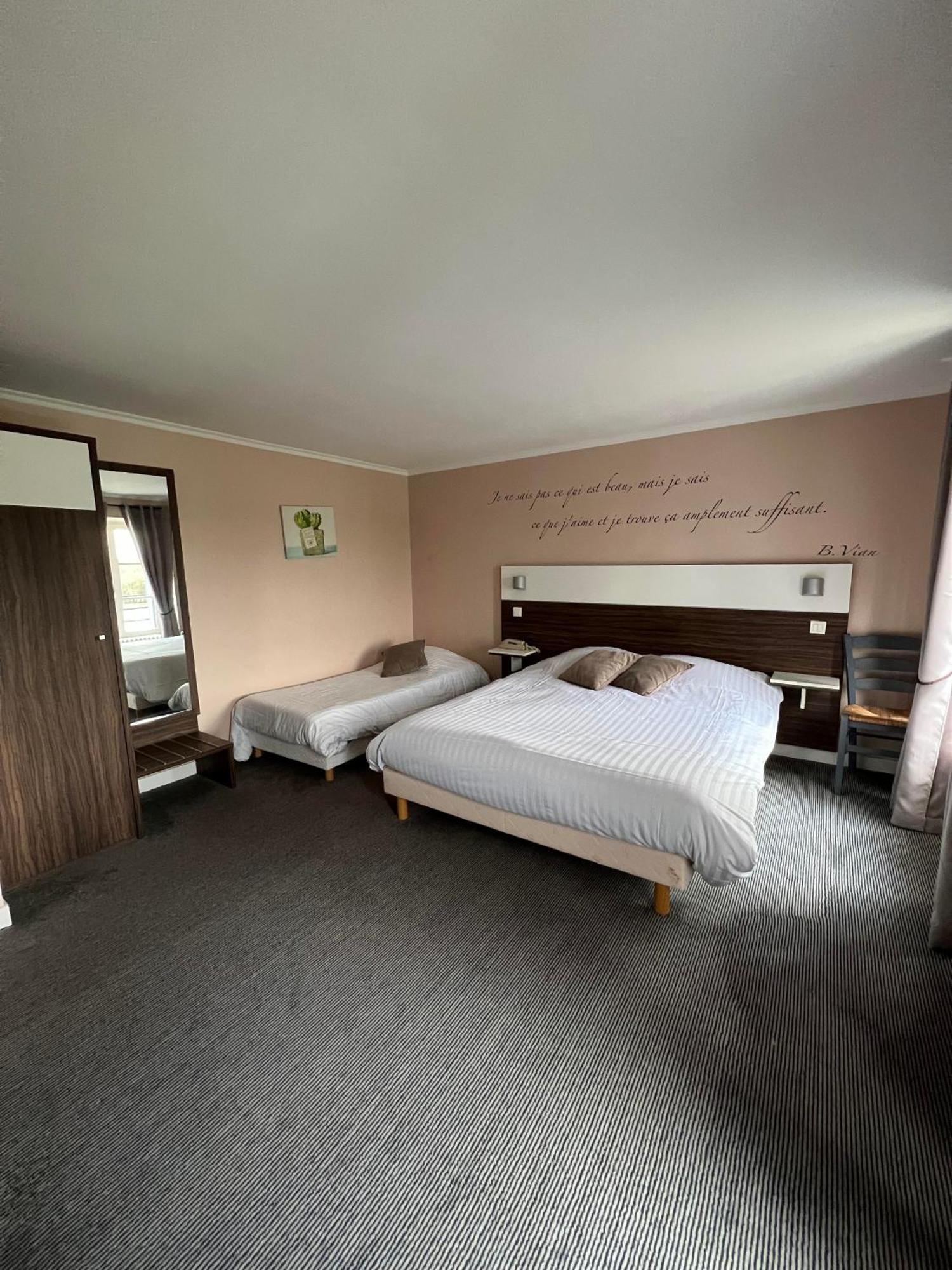 Logis Hotel & Restaurant - Les Bords De Seine La Roche-Guyon Exteriér fotografie