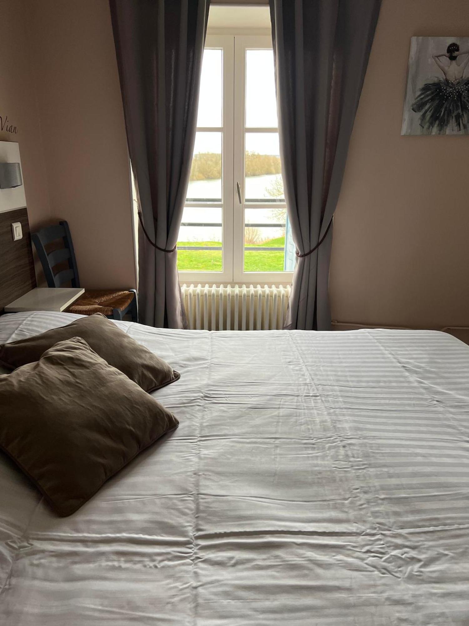 Logis Hotel & Restaurant - Les Bords De Seine La Roche-Guyon Exteriér fotografie