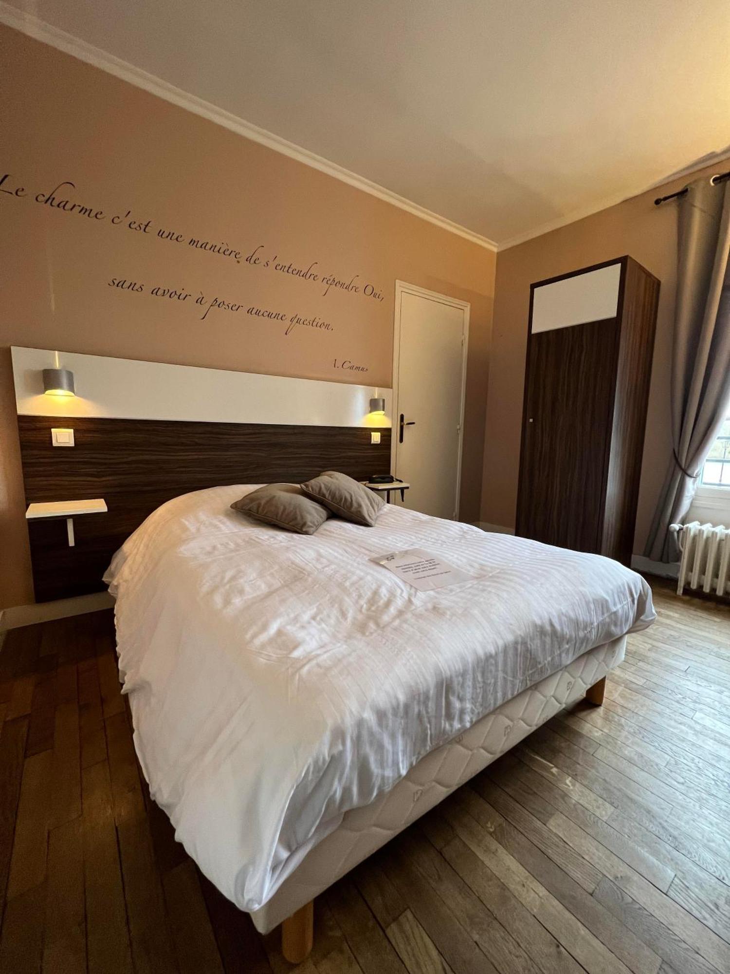 Logis Hotel & Restaurant - Les Bords De Seine La Roche-Guyon Exteriér fotografie