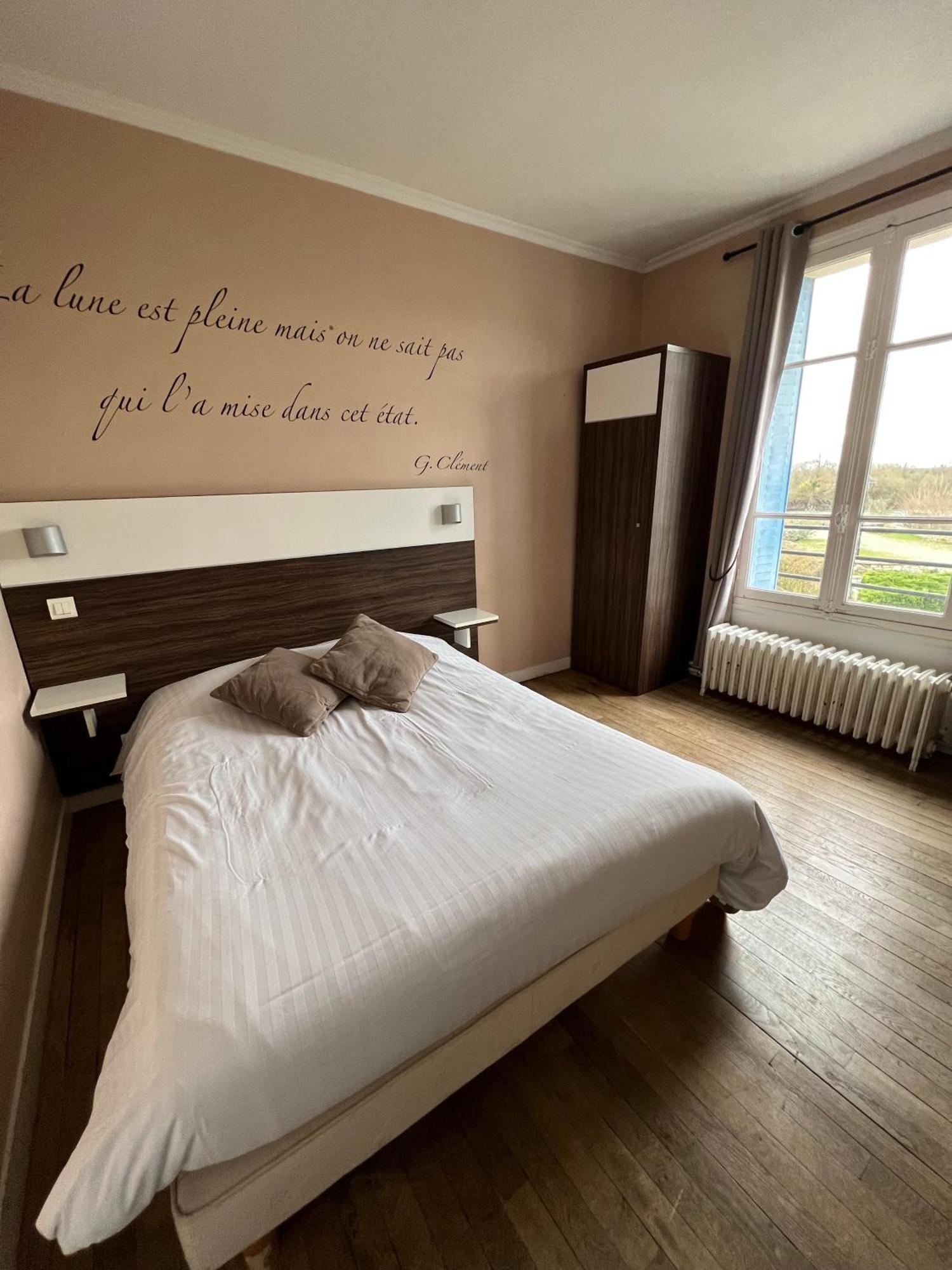 Logis Hotel & Restaurant - Les Bords De Seine La Roche-Guyon Exteriér fotografie
