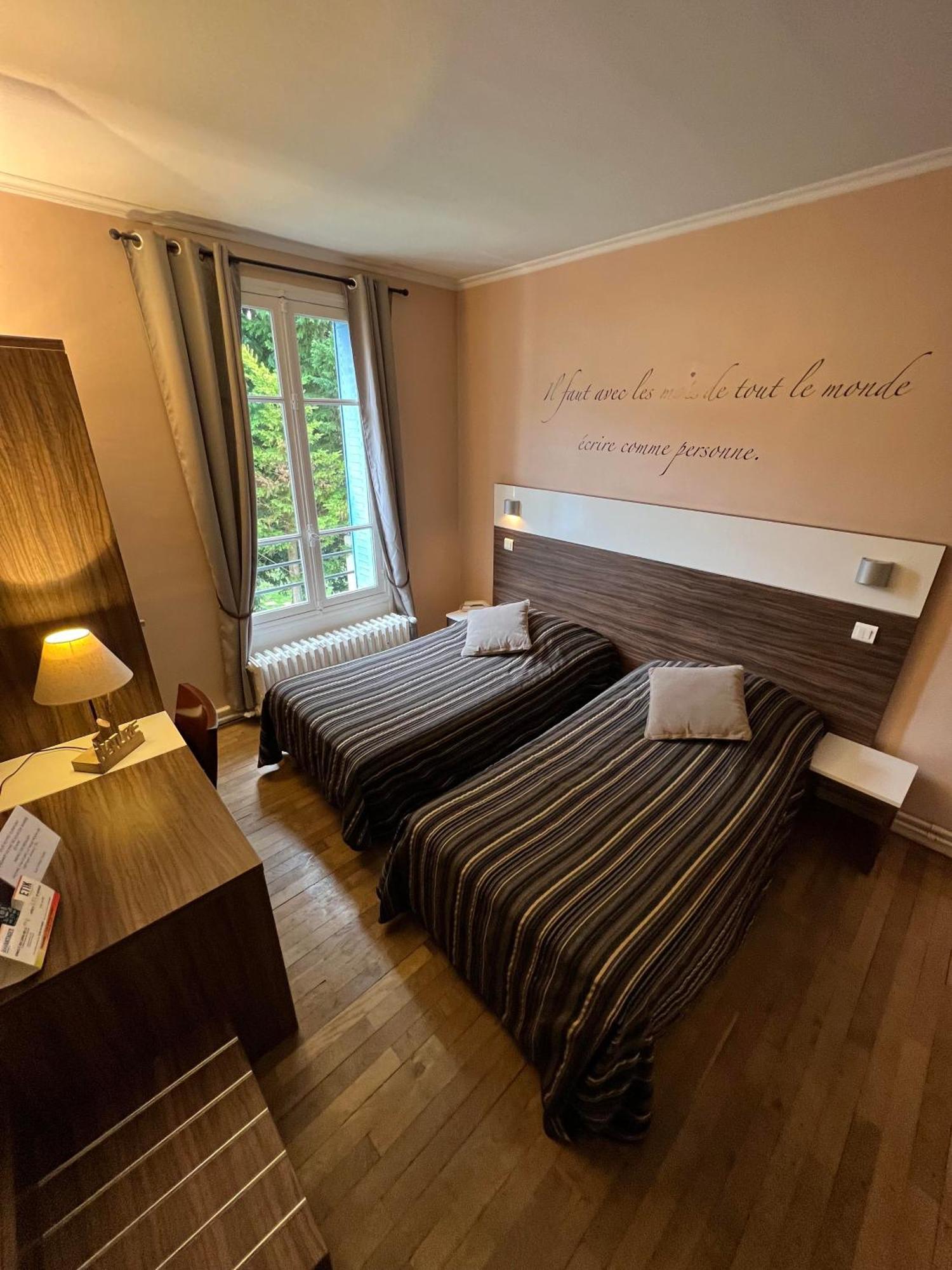 Logis Hotel & Restaurant - Les Bords De Seine La Roche-Guyon Exteriér fotografie
