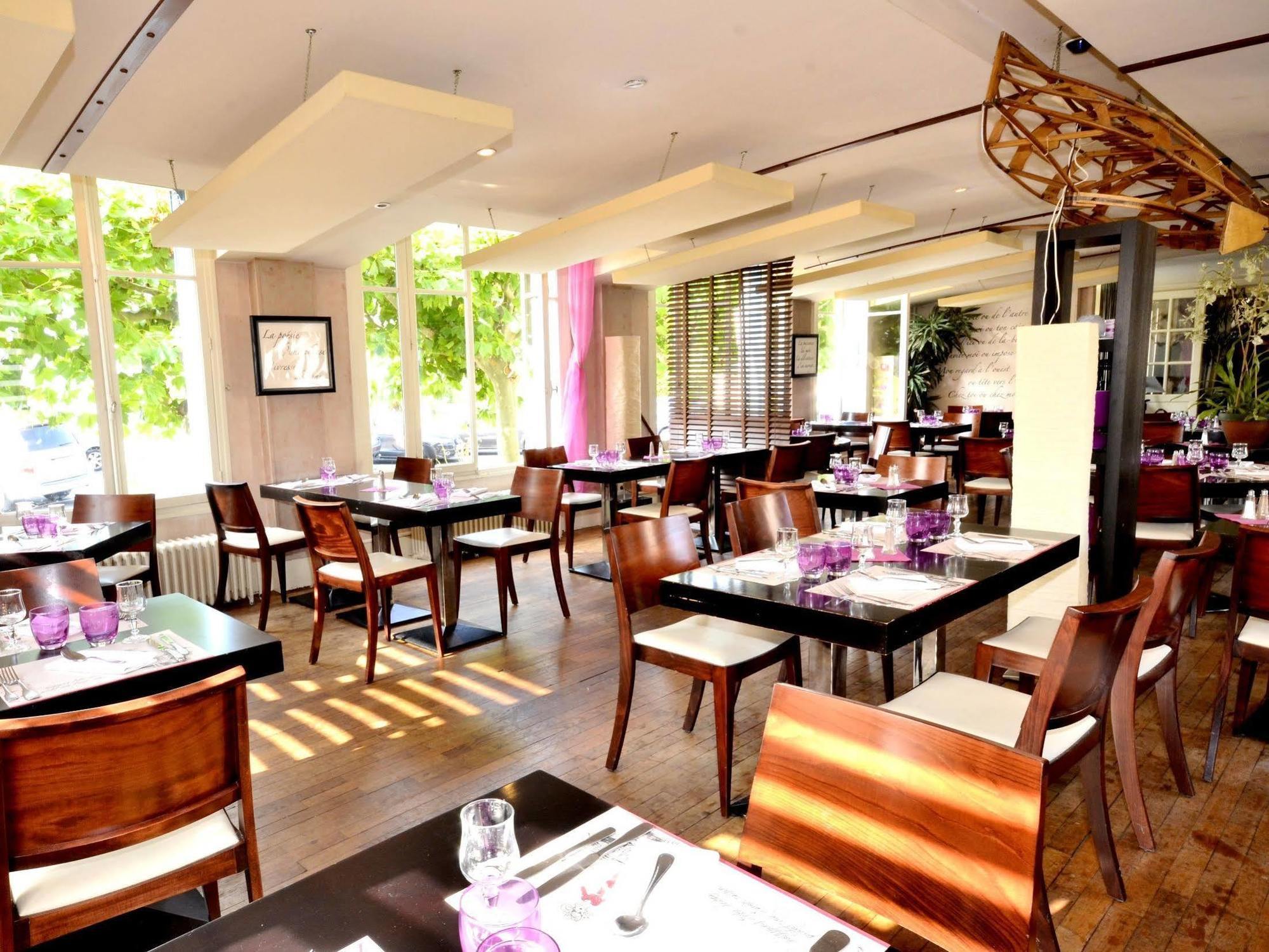 Logis Hotel & Restaurant - Les Bords De Seine La Roche-Guyon Exteriér fotografie