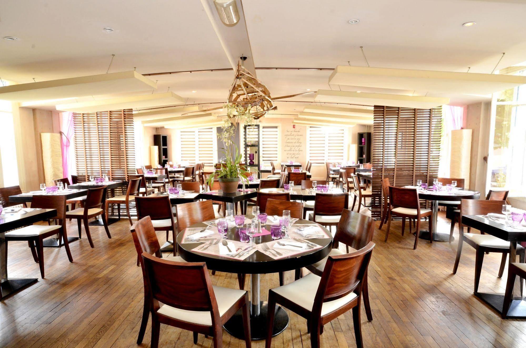 Logis Hotel & Restaurant - Les Bords De Seine La Roche-Guyon Exteriér fotografie