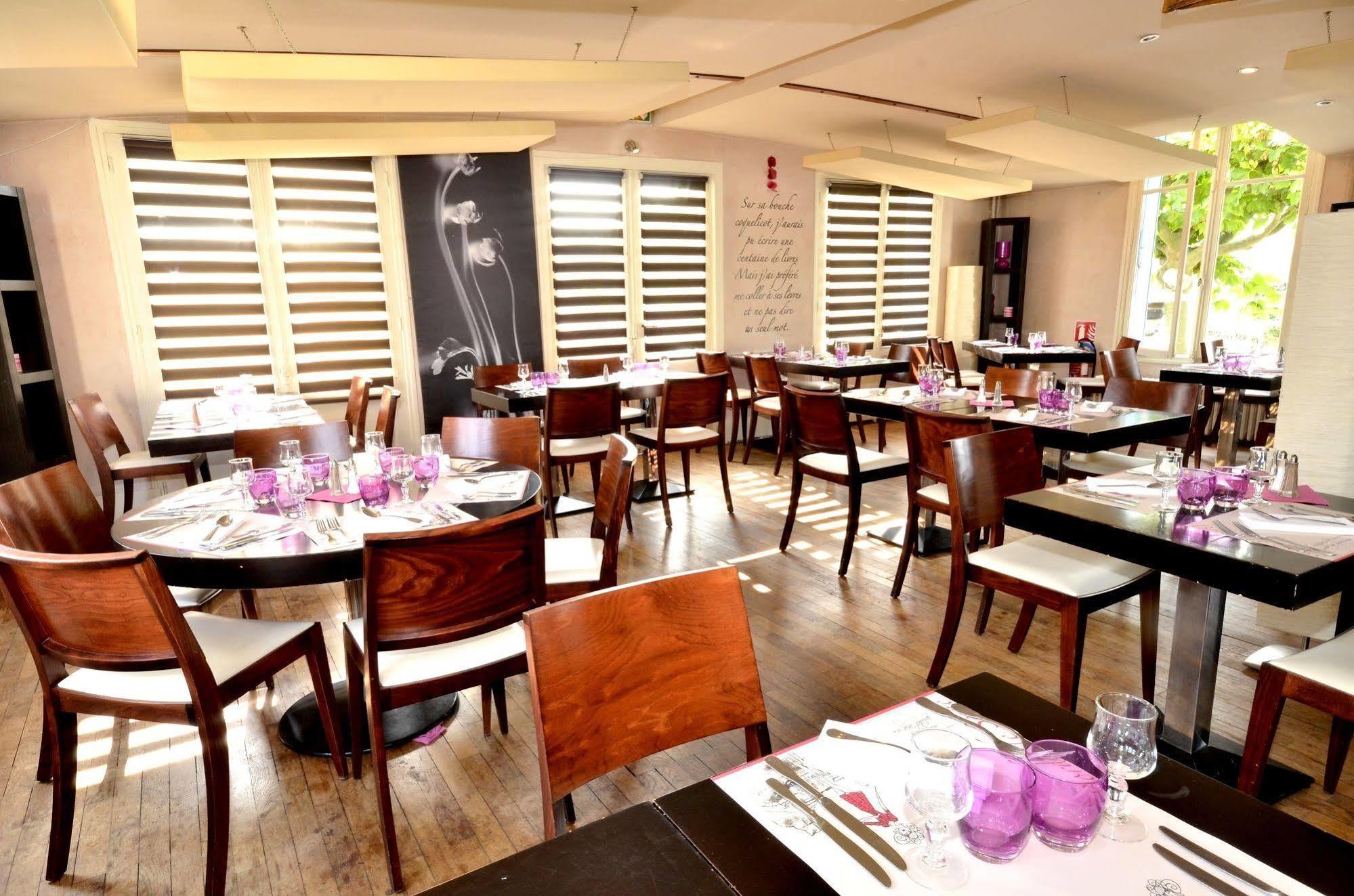 Logis Hotel & Restaurant - Les Bords De Seine La Roche-Guyon Exteriér fotografie