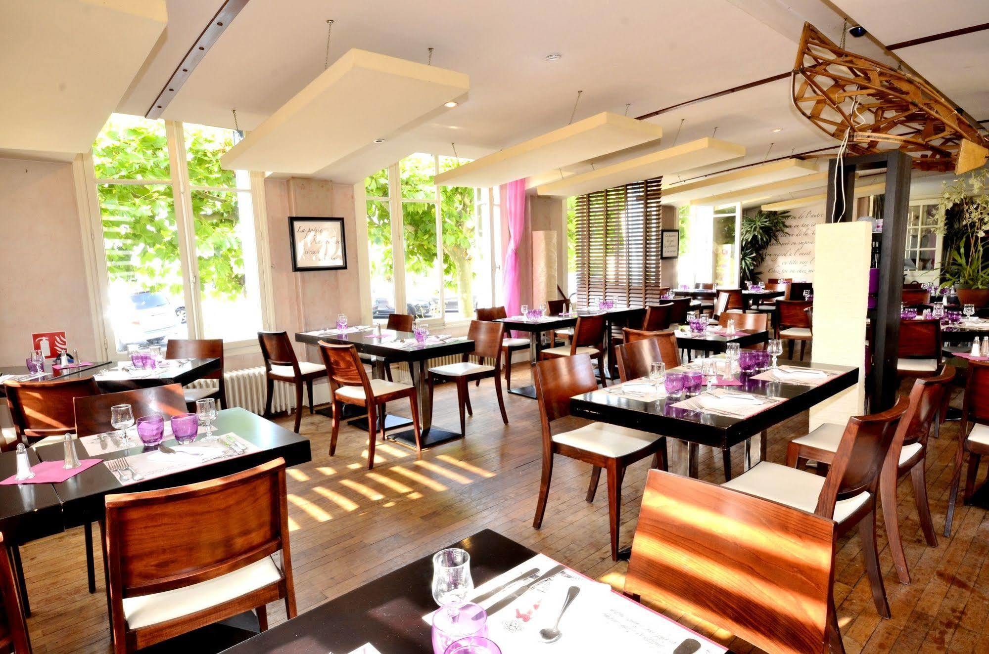Logis Hotel & Restaurant - Les Bords De Seine La Roche-Guyon Exteriér fotografie